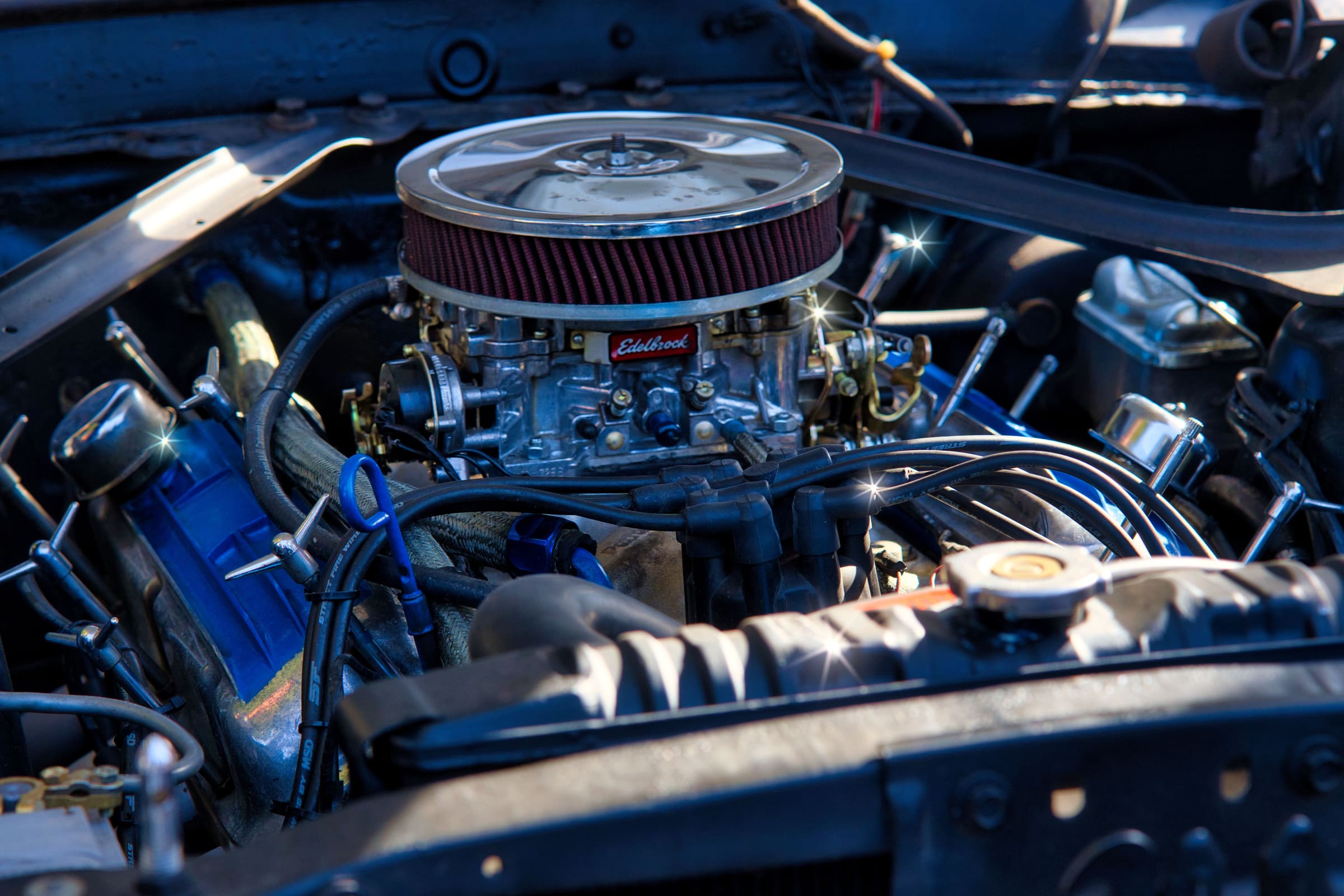 Gros plan sur un moteur V8 préparé avec filtre à air Edelbrock