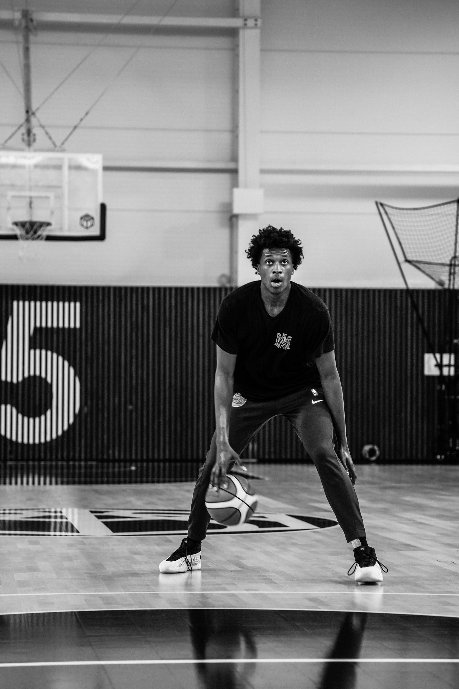 Frank Ntilikina en contre-plongée sous le panier