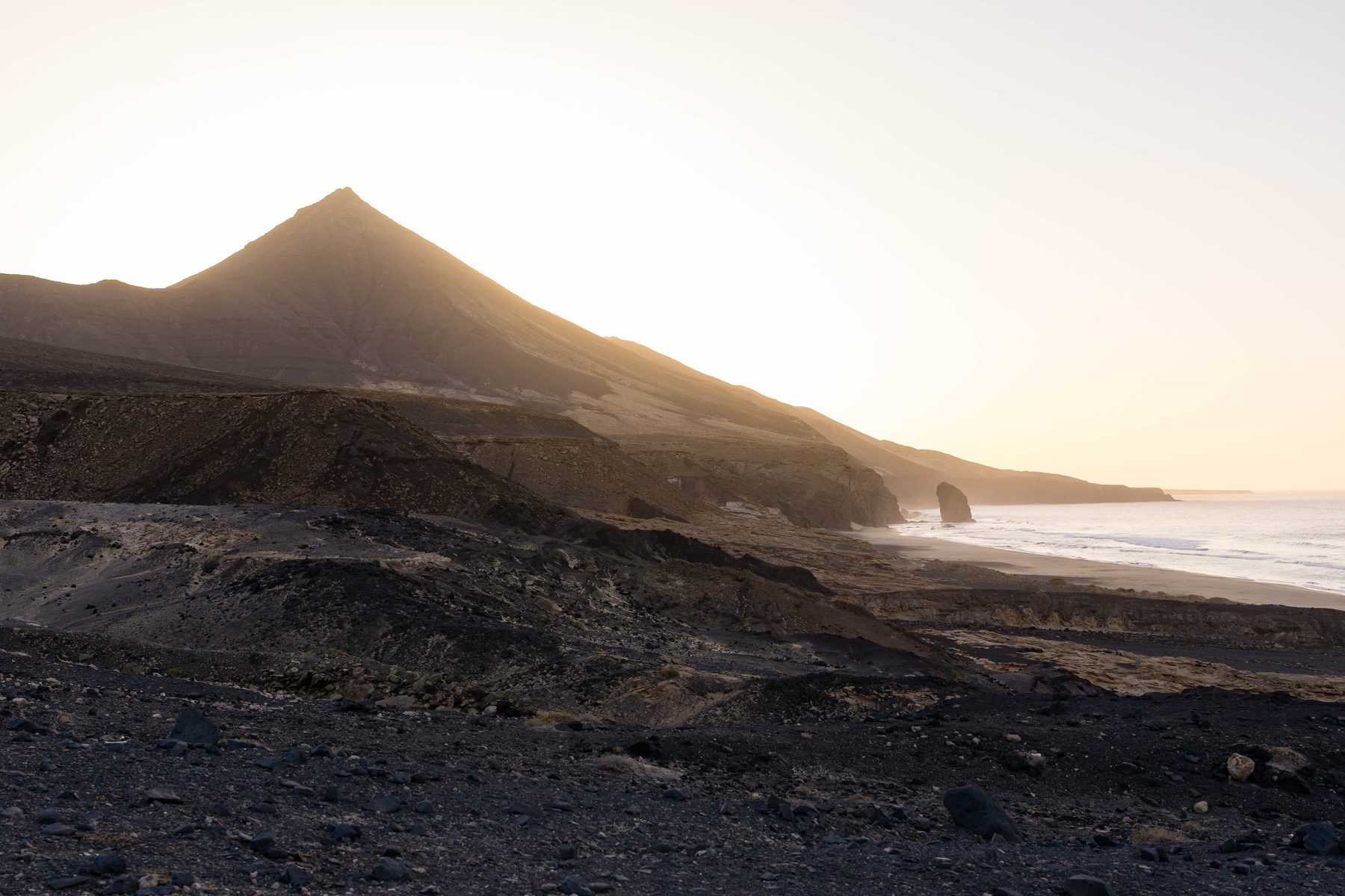 Paysage volcanique au coucher du soleil
