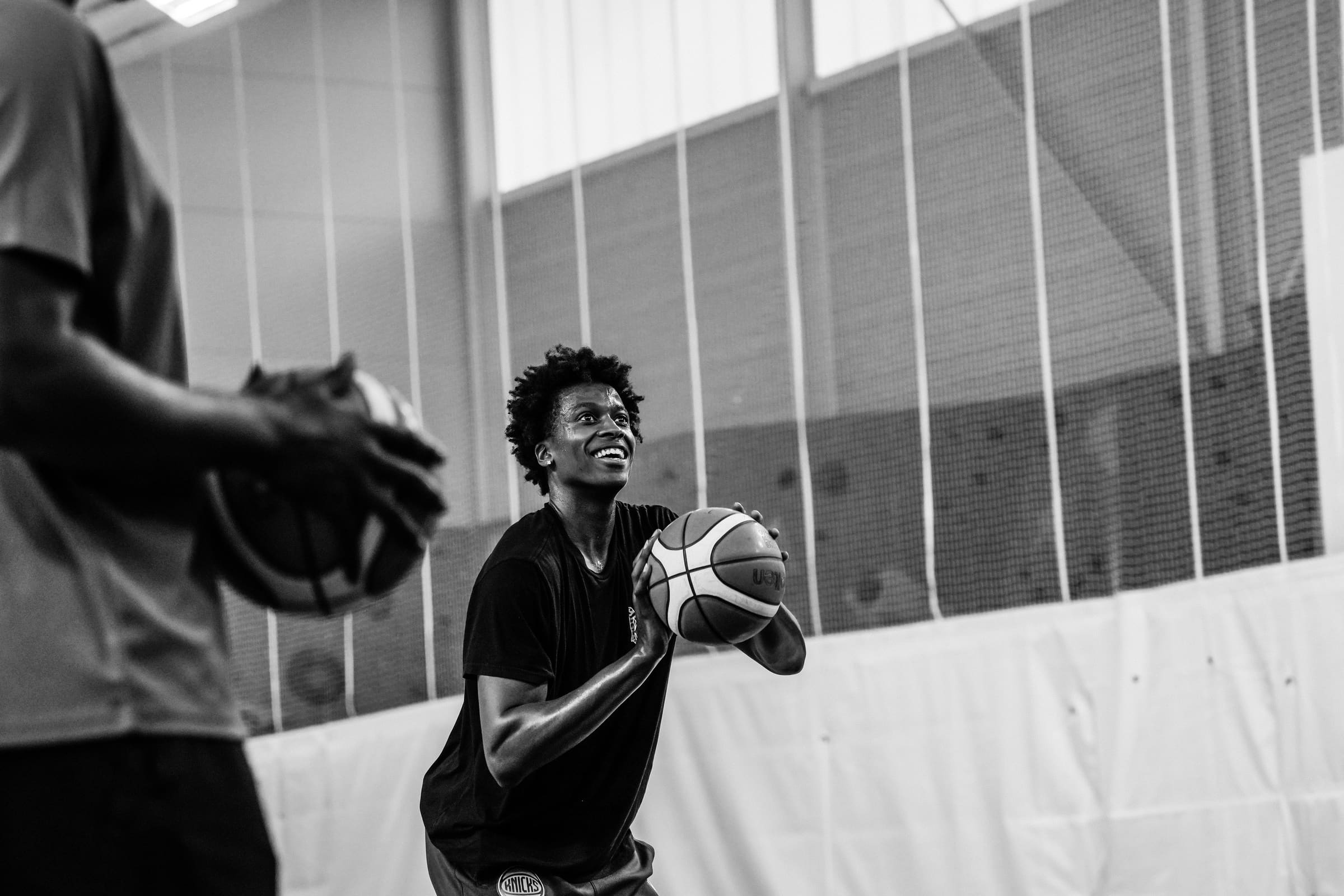 Joueur de basket professionnel souriant pendant une séance shooté par Lucas Marchetti
